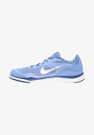 Hellblauer Nike-Sportschuh mit weißer und marineblauer Sohle, Mesh-Obermaterial und silbernem Swoosh-Logo an der Seite, von der Innenseite betrachtet.