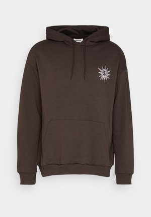 Hnědá mikina s kapucí a přední kapsou s malou bílou grafikou slunce s usměvavou tváří na levé straně hrudi.