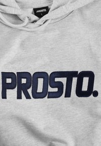 Szary hoodie z kapturem na sznurki i dużym, granatowym haftowanym napisem "PROSTO." z przodu. Miękka tekstura materiału. Widoczna etykieta w rozmiarze L.