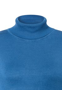 Blaues Rollkragensweater aus geripptem Stoff, mit hohem Kragen und tailliertem Design. Weiche Textur mit einheitlicher Farbe.