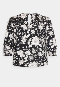 Lettet sort bluse med hvidt blomstermønster, trekvartærmer, samlet halsudskæring og nøglehulbagdetalje. Letvægtsstof.