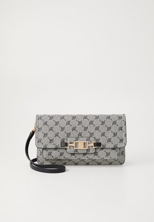 Clutch bag grigia a motivi con chiusura magnetica, tracolla in pelle nera e hardware color oro. Presenta un design strutturato e una superficie liscia.