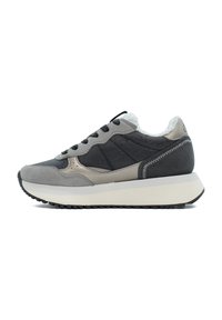 Sneaker in suede grigio e tessuto con una finitura texturizzata, lacci neri, suola intermedia bianca e una morbida fodera interna. Motivi lungo i lati.