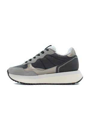 Grijze suède en textiel sneaker met een gestructureerde afwerking, zwarte veters, witte tussenzool en een zachte binnenvoering. Patronen langs de zijkanten.