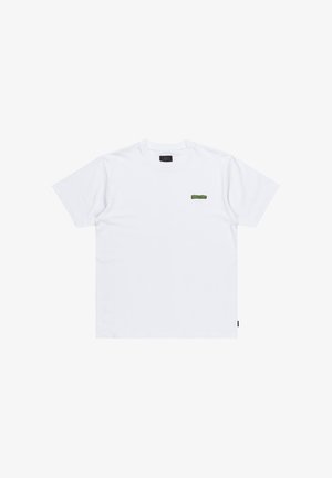 Weißes Baumwoll-T-Shirt mit kleinem grünem Logo auf der Brust. Kurze Ärmel, normale Passform, glatte Textur und klassisches Rundhalsdesign.