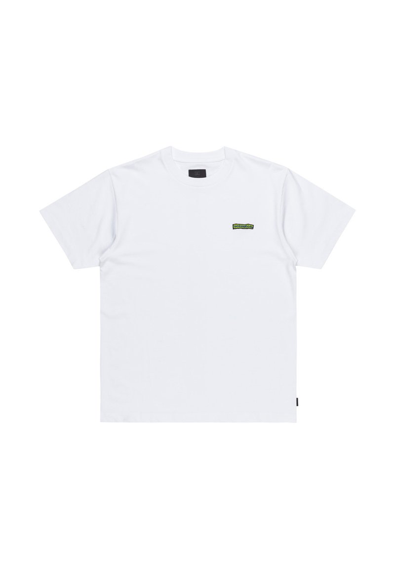 Vit bomullströja med en liten grön logotyp på bröstet. Korta ärmar, vanlig passform, smidig textur och klassisk rundhalsad design.