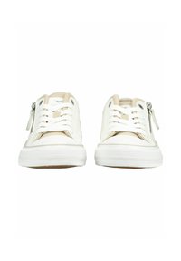 Para beżowych i białych codziennych tenisówek na sznurowadła z bocznymi zamkami błyskawicznymi, widocznych z przodu na białym tle.