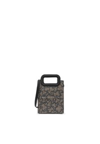 Bolso estructurado con un patrón abstracto texturizado en marrón y negro, que cuenta con un asa negra sólida y una correa para el hombro desmontable.