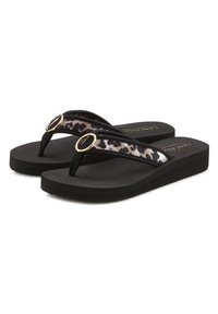 Zwarte flip-flops met een leopardenprint band, voorzien van dubbele gouden ringen waar de band aan de zool is bevestigd. Dikke rubberen zool.