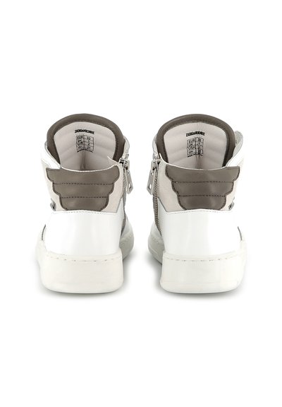 Baskets montantes blanches avec des accents en suède gris, présentant une finition lisse, un bout arrondi, une fermeture éclair et un détail de talon superposé.
