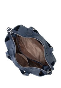 Borsa a tracolla in pelle blu navy aperta per mostrare l'interno in tessuto beige con più compartimenti e chiusura con cerniera argentata.