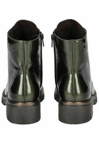 Botas de tobillo de charol verde con un acabado texturizado, cremalleras laterales y suelas de goma gruesas. Presentan puntera redonda y sutiles detalles de costura.