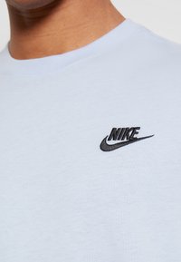 Nike Sportswear CLUB TEE - T-shirt básica - light marine