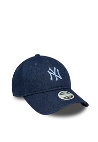 Casquette de baseball en denim marine avec logo brodé bleu clair, visière courbée, design à six panneaux et sangle réglable à l'arrière.