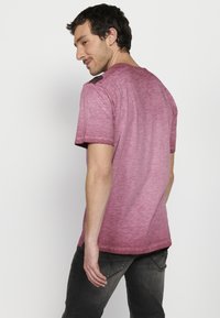 Koroshi SHORT SLEEVE - Marškinėliai su spaudiniu - granate   maroon