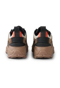 Braune Wildleder- und Mesh-Sneaker mit schwarzen Akzenten, strukturierter Sohle und einer Zugschlaufe an der Rückseite, mit einem roten Panel und "BOGNER"-Markenlogo.