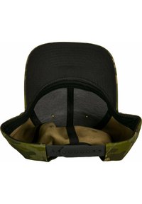 Căciulă de camuflaj verde, cu margine plată, interior negru, curea ajustabilă și găuri de ventilație. Materialul pare durabil și texturat.