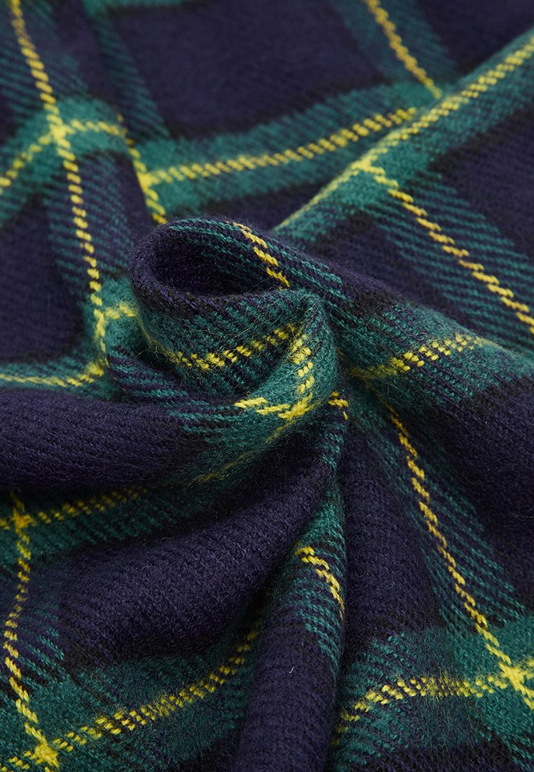 Tissu à carreaux dans des tons marine, vert et jaune ; texture douce avec un motif tissé ; froissé pour la présentation, mettant en valeur les couleurs et les détails du design.