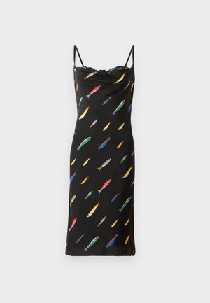 Robe noire sans manches avec un col drapé, fabriquée en tissu lisse. Présente un imprimé de poissons colorés sur l'ensemble et une finition en dentelle au niveau du col.
