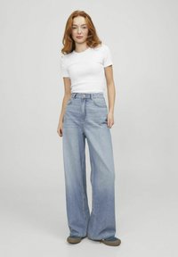 Ljusblå högmidjade jeans med vida ben, med en klassisk femfickdesign, metallknappsstängning och subtila sömnadsdetaljer.