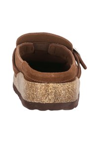 Scarpa in suede marrone, con un retro arrotondato, suola simile a sughero e una finitura morbida e texturizzata, dotata di una sottile fascia elastica per una migliore adattabilità.