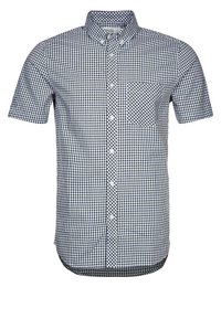 Camicia a maniche corte, con bottoni, in motivo a scacchi blu e bianchi. Presenta una tasca sul petto e un orlo curvo. Tessuto di cotone con texture morbida.