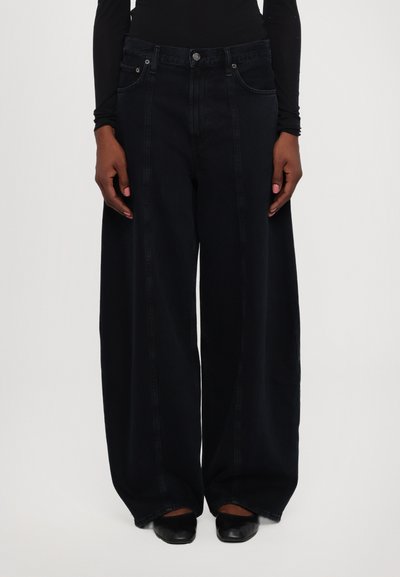 Jeans negre cu croi larg și talie înaltă, dotate cu două buzunare frontale și închidere cu nasture. Textură denim netedă cu detalii fine de cusătură.