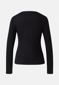 Schwarzes Langarmshirt, Slim Fit, runder Ausschnitt, weicher Stoff, minimalistisches Design, glatte Textur, keine sichtbaren Muster oder Akzente.
