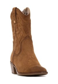 Botas de cowboy de ante marrón con bordados decorativos, puntera ligeramente apuntada y tacón apilado. Cierre de cremallera en el lado interior para facilitar su uso.