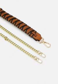 Sangle en cuir marron avec des détails en croix noirs et deux sangles en chaîne dorée séparées, toutes avec des fermoirs en métal doré pour l'attache.