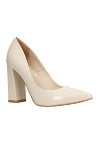 Scarpa con tacco alto in pelle verniciata beige, con punta appuntita e tacco quadrato a blocco, caratterizzata da una suola testurizzata.