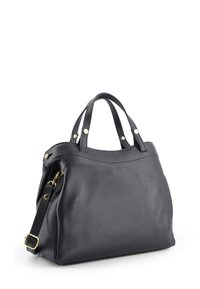 Sac à main en cuir noir avec une surface texturée, double poignées et une bandoulière amovible. Comprend des accessoires en métal doré.