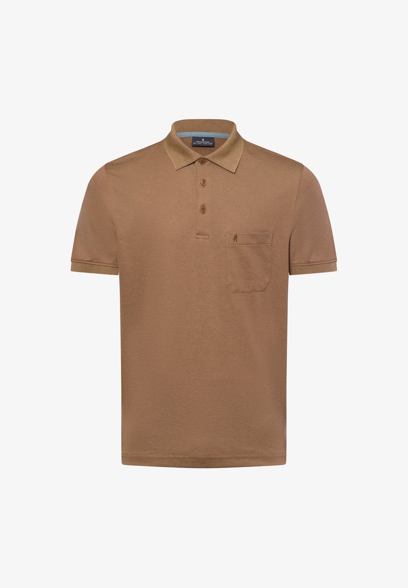 Braunes Poloshirt mit strukturiertem Kragen, Drei-Knopf-Leiste und einer Brusttasche mit dezentem Markenlogo. Glatte Stoffoberfläche.