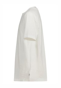 T-shirt en coton blanc avec un col rond, des manches courtes et une coupe décontractée ; comprend un petit détail de tag sur le côté.