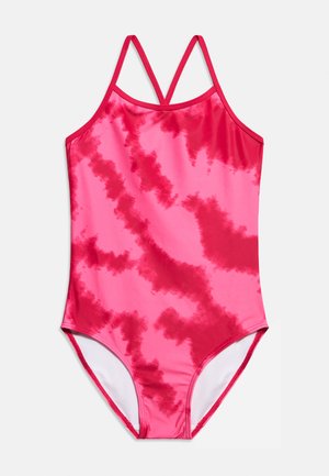 Costum de baie roz întreg, cu model tie-dye roz închis și bretele subțiri încrucișate pe umăr, prezentat pe un fundal alb.