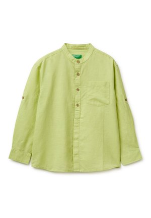 Hellgrünes langärmliges Hemd mit Stehkragen und Brusttasche, hochgekrempelte Ärmel, die mit Knöpfen befestigt sind.