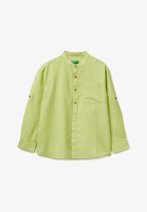 Hellgrünes langärmliges Hemd mit Stehkragen und Brusttasche, hochgekrempelte Ärmel, die mit Knöpfen befestigt sind.