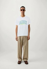 Lacoste Nyomott mintás póló - white