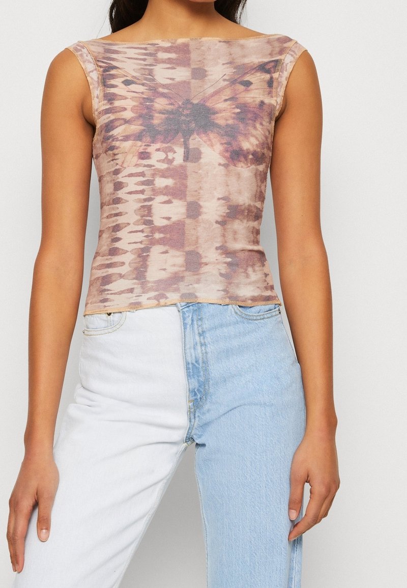 Bezramenný top s kulatým výstřihem, s jemným béžovým a hnědým vzorem motýlů, ve fitted stylu; měkká, strukturovaná tkanina.