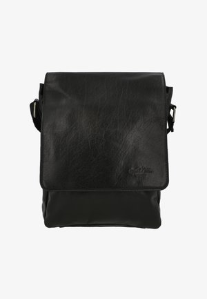 Sorte læder budvogn med en tekstureret overflade, flaplukning, justerbar rem og subtilt logo på fronten. Kompakt design.