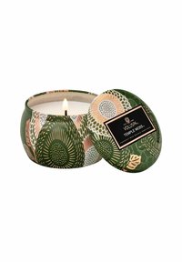 Vihreä keramiikkakynttiläastia, jossa on vaaleanpunaisia ja kermanvärisiä kukkakuvioita. Mustassa tarrassa lukee "Temple Moss". Vaha ja palava sydän näkyvät sisällä.