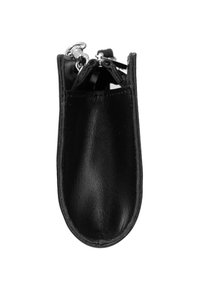 Pochette in pelle nera a forma arrotondata, con cerniera metallica nella parte superiore e superficie liscia. L'interno è vuoto, mettendo in evidenza la profondità e il design.