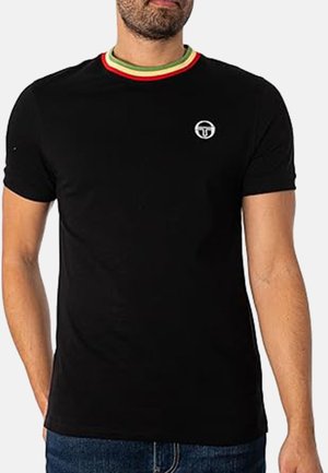 Mann trägt ein schwarzes T-Shirt mit kurzen Ärmeln, grün-gelb-rot gestreiftem Kragen und einem kleinen weißen Logo auf der linken Brust.