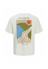 Valge puuvillane t-särk, millel on grafitiprint Yosemite rahvuspargist, kaunistatud abstraktsete kujunditega rohelises, sinises ja oranžis. Seljaosa disain sisaldab teksti.