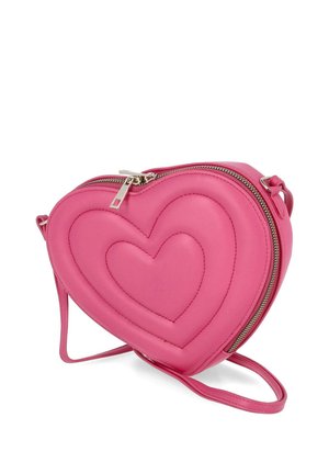 Pinkes, herzförmiges Umhängetäschchen mit gesteppten Herzmustern, silbernem Reißverschluss und verstellbarem Riemen auf weißem Hintergrund.