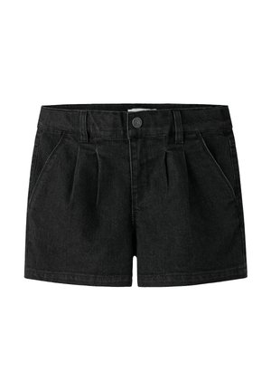 Czarne szorty z denimu z przednim zapięciem na guziki, szlufkami na pasek, plisami i bocznymi kieszeniami, przedstawione na białym tle.