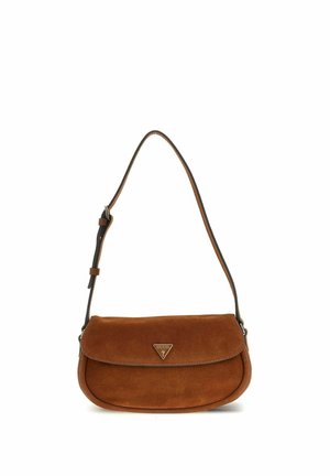 Sac à bandoulière en daim marron avec sangle réglable et logo triangulaire Guess sur le rabat avant.