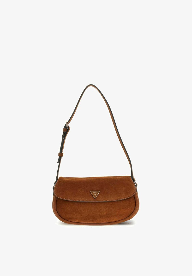 Sac à bandoulière en daim marron avec sangle réglable et logo triangulaire Guess sur le rabat avant.