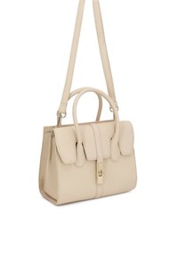 Τσάντα χειρός από μπεζ δέρμα με κλείσιμο με πτερύγιο, χρυσό κούμπωμα, δύο λαβές στο πάνω μέρος και ρυθμιζόμενο ιμάντα ώμου.