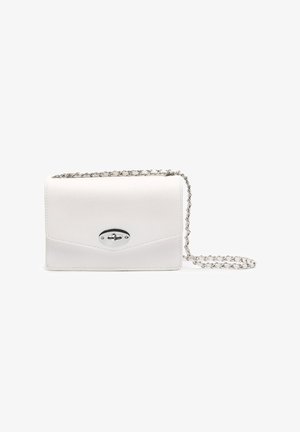 Hvid læder crossbody taske med en sølvfarvet kædestrop, der har et forreste klap og en afrundet sølvlåsdetalje. Glat tekstur, rektangulær form.